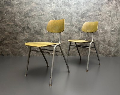 Vintage Stapelstühle Gastro Stahlrohr grün-grau